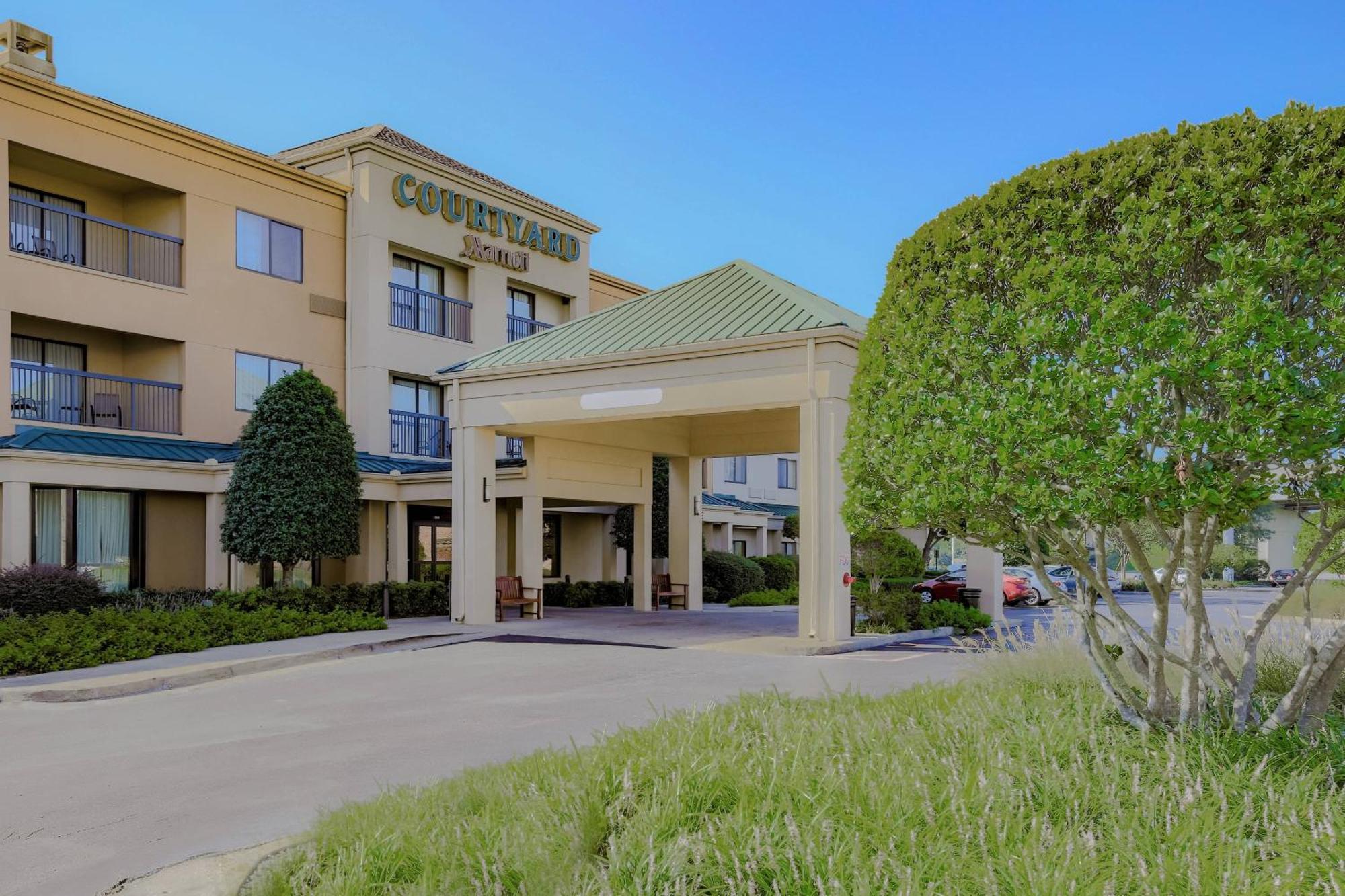 Courtyard By Marriott Monroe Airport Hotel Exterior photo