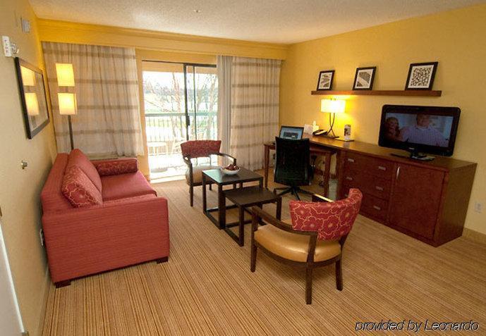 Courtyard By Marriott Monroe Airport Hotel Room photo