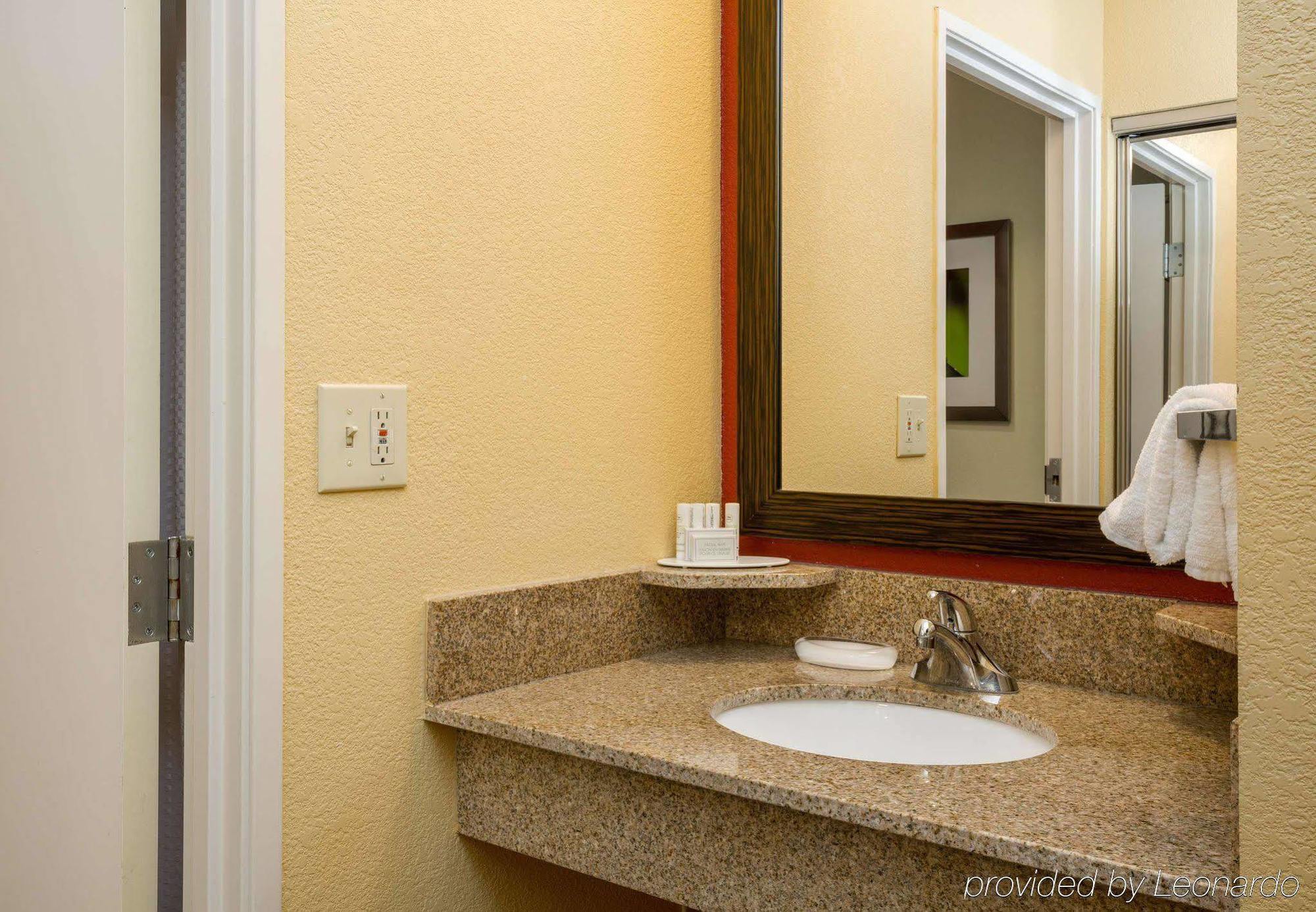 Courtyard By Marriott Monroe Airport Hotel Exterior photo
